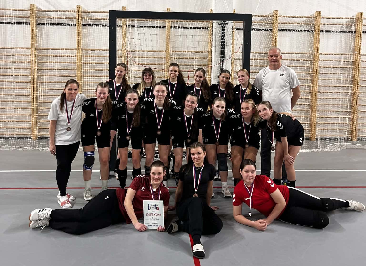 Bronz z Dýšiny: Dramatický turnaj a rozbitý plzeňský trojblok